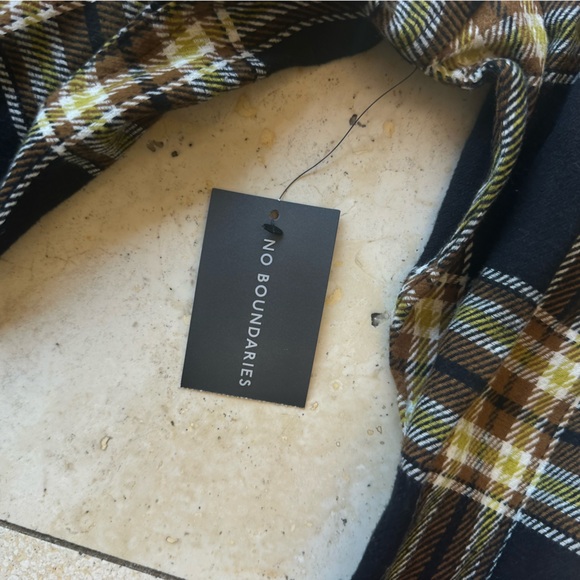 Men’s Flannel with Hood No Boundaries Black and Tan Plaid Casual Shirt Size Larg - Picture 5 of 6